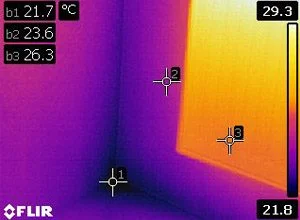 Termogram vnútorného rohu miestnosti s teplotami od 21,7 do 29,3 °C