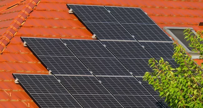 Fotovoltické panely na škridlovej streche rodinného domu – energetický certifikát 2027 ich započíta s faktorom 1,0