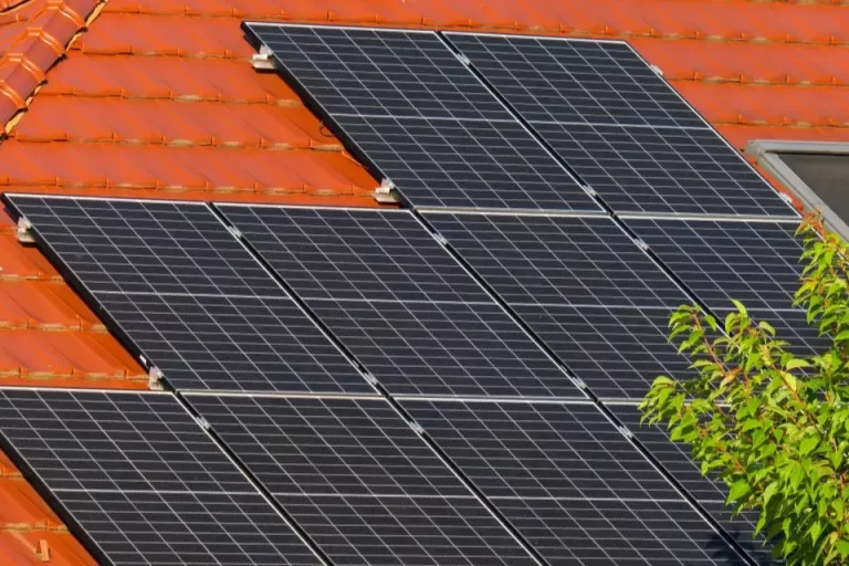 Fotovoltické panely na škridlovej streche rodinného domu – energetický certifikát 2027 ich započíta s faktorom 1,0