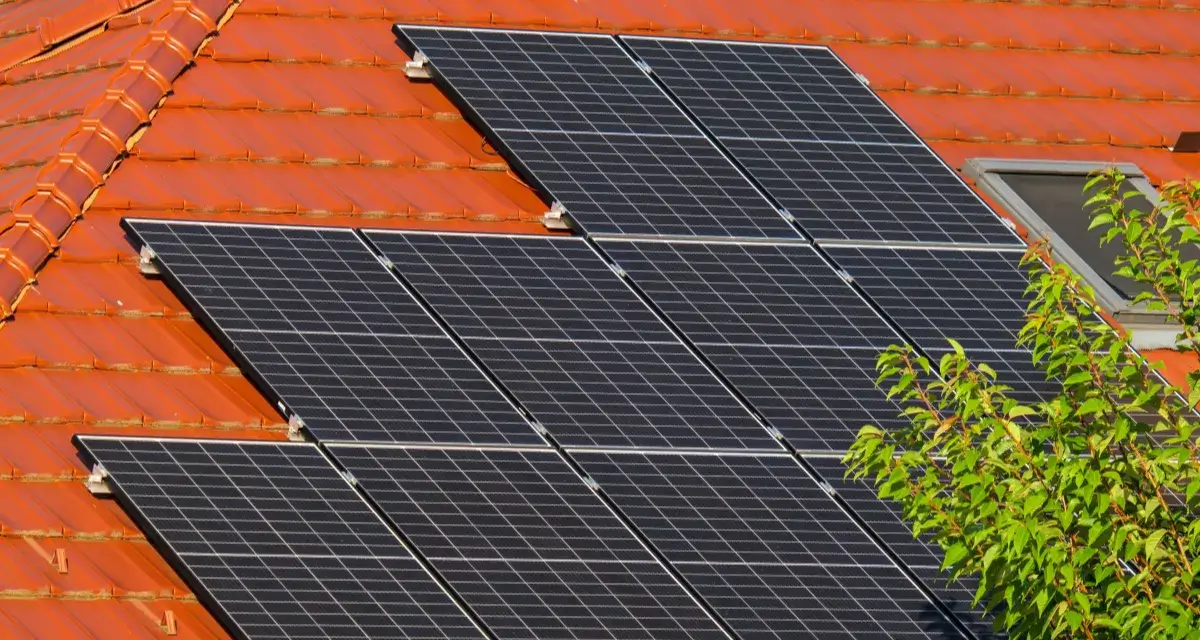 Fotovoltické panely na škridlovej streche rodinného domu – energetický certifikát 2027 ich započíta s faktorom 1,0